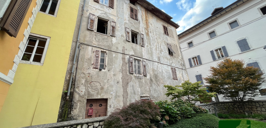 AMPIA PORZIONE DI CASA DA RISTRUTTURARE