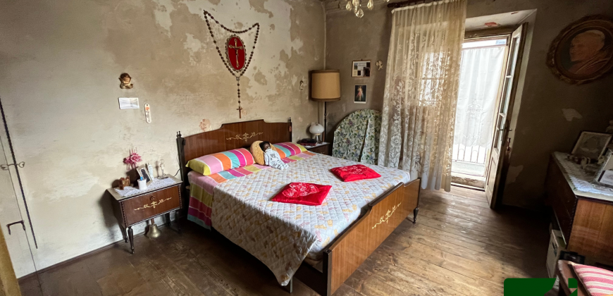 AMPIA PORZIONE DI CASA DA RISTRUTTURARE