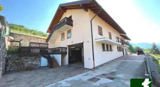 PORZIONE DI CASA AL GREZZO CON AMPIO MAGAZZINO