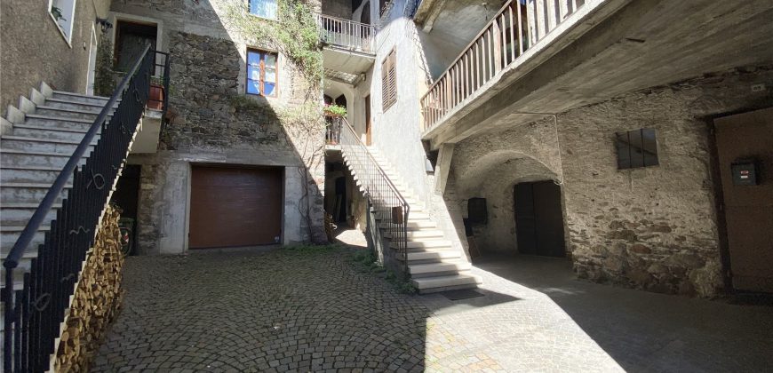 PORZIONE DI CASA CON GARAGE