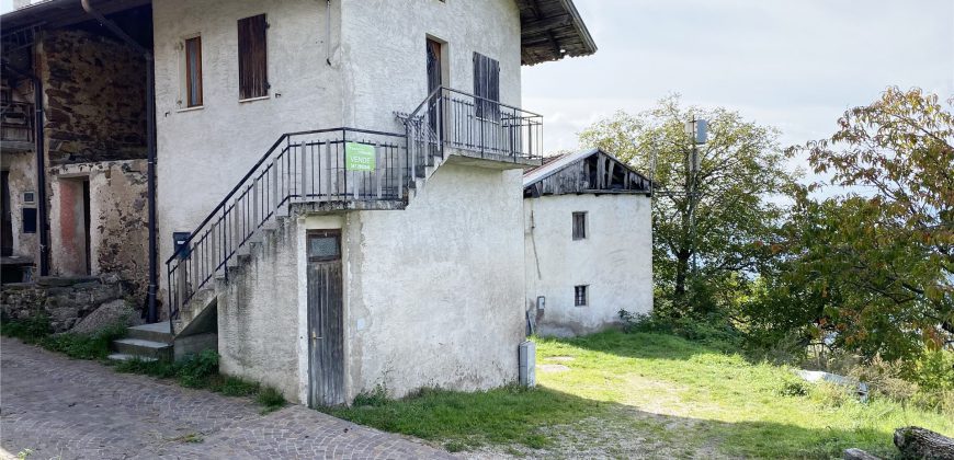 PORZIONE DI CASA CON GIARDINO