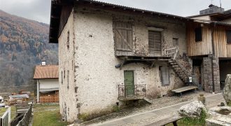 PORZIONE DI CASA DA RISTRUTTURARE CON GIARDINO