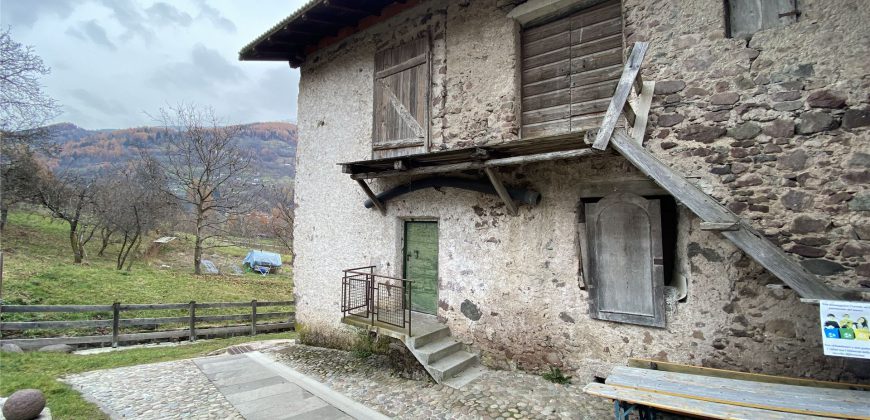 PORZIONE DI CASA DA RISTRUTTURARE CON GIARDINO