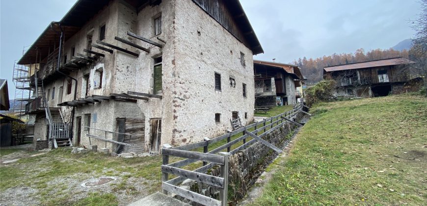 PORZIONE DI CASA DA RISTRUTTURARE CON GIARDINO