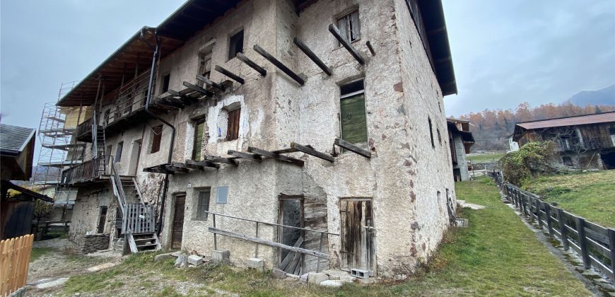 PORZIONE DI CASA DA RISTRUTTURARE CON GIARDINO