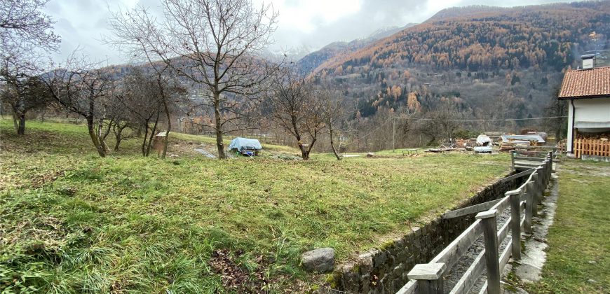 PORZIONE DI CASA DA RISTRUTTURARE CON GIARDINO