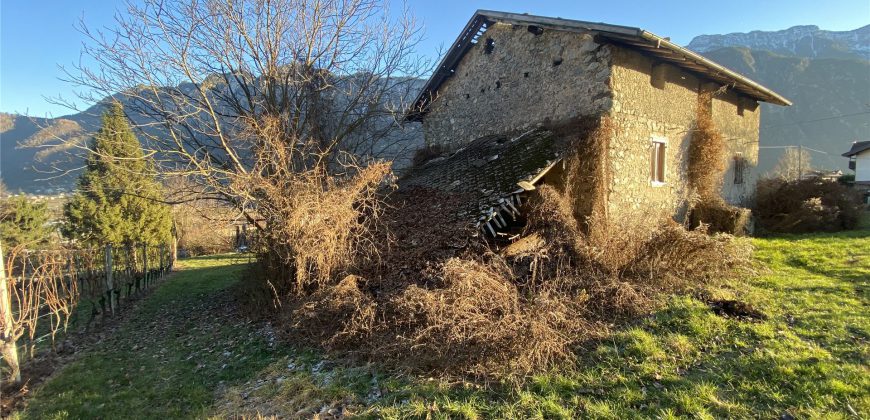 CASA SINGOLA DA RISTRUTTURARE CON GIARDINO