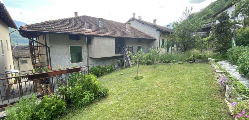 PORZIONE DI CASA CON GIARDINO PRIVATO