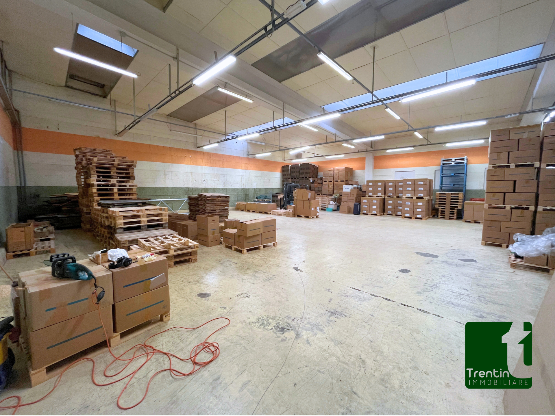 CAPANNONE E MAGAZZINO CON PIAZZALE FRONTE STRADA