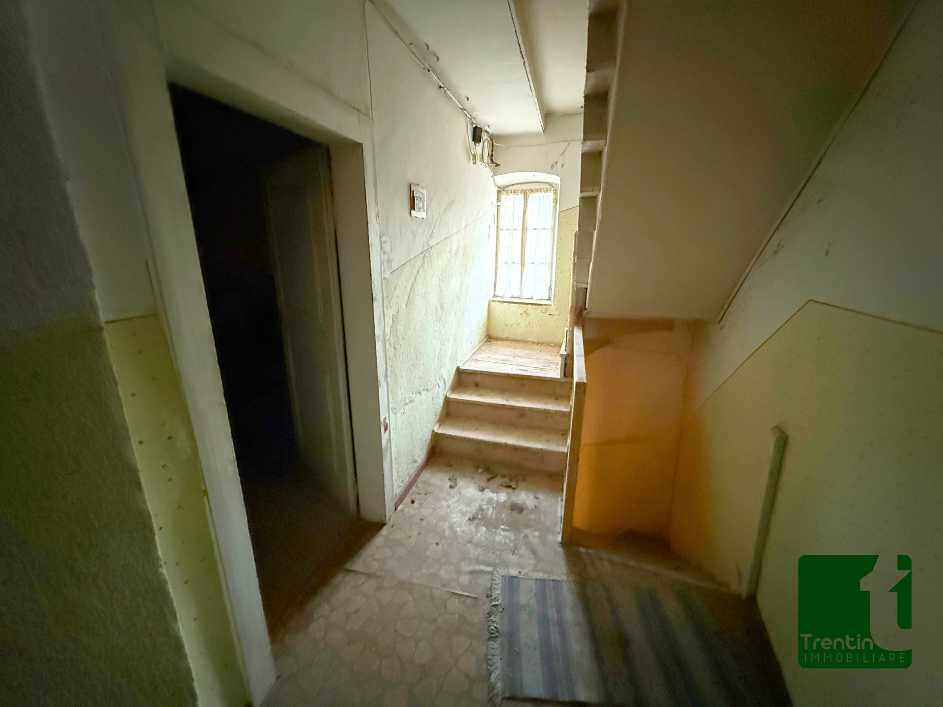 PORZIONE DI CASA DA RISTRUTTURARE