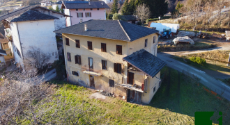 SPAZIOSA VILLA SINGOLA CON GIARDINO