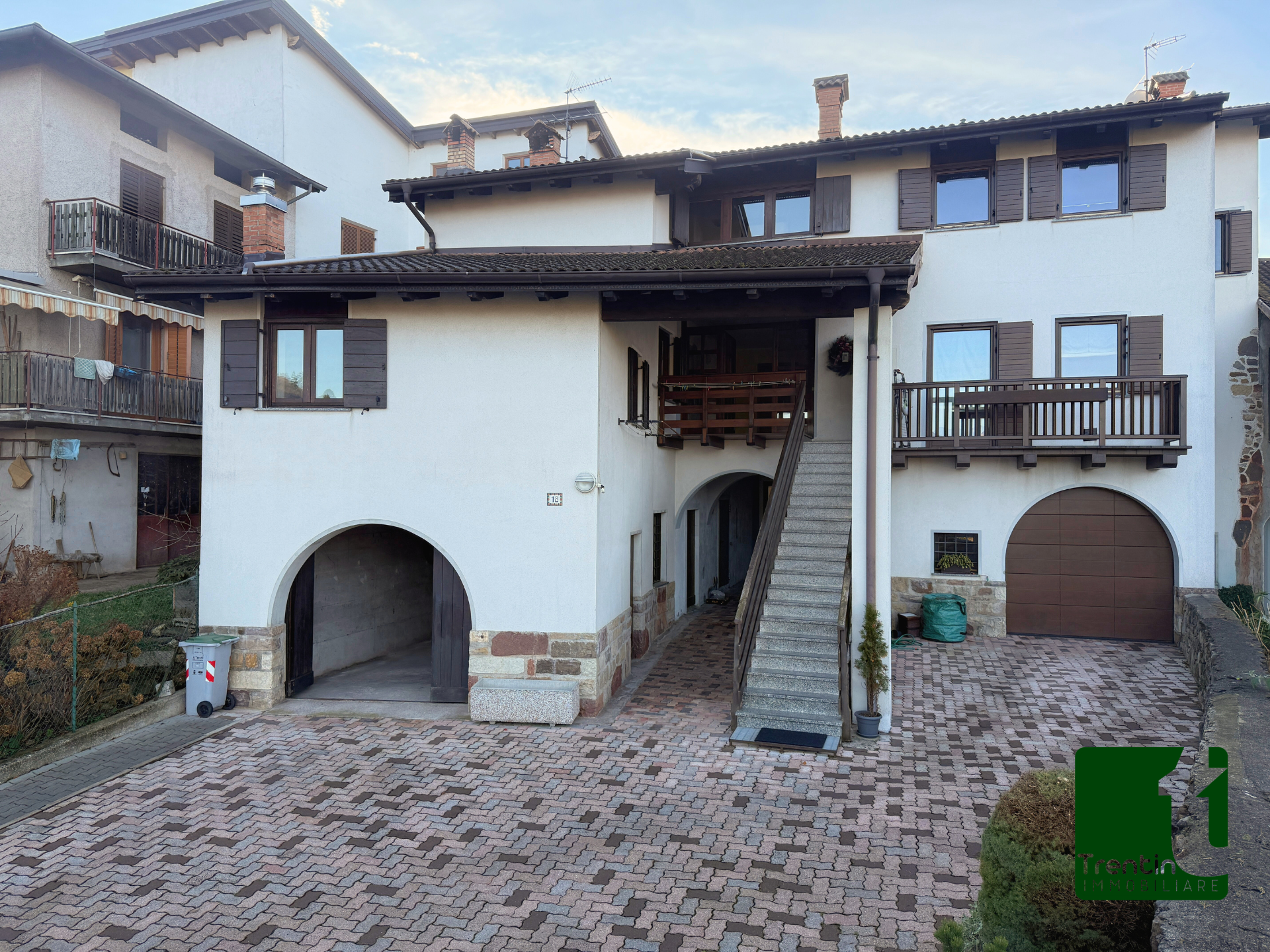 AMPIA PORZIONE DI CASA CON GARAGE