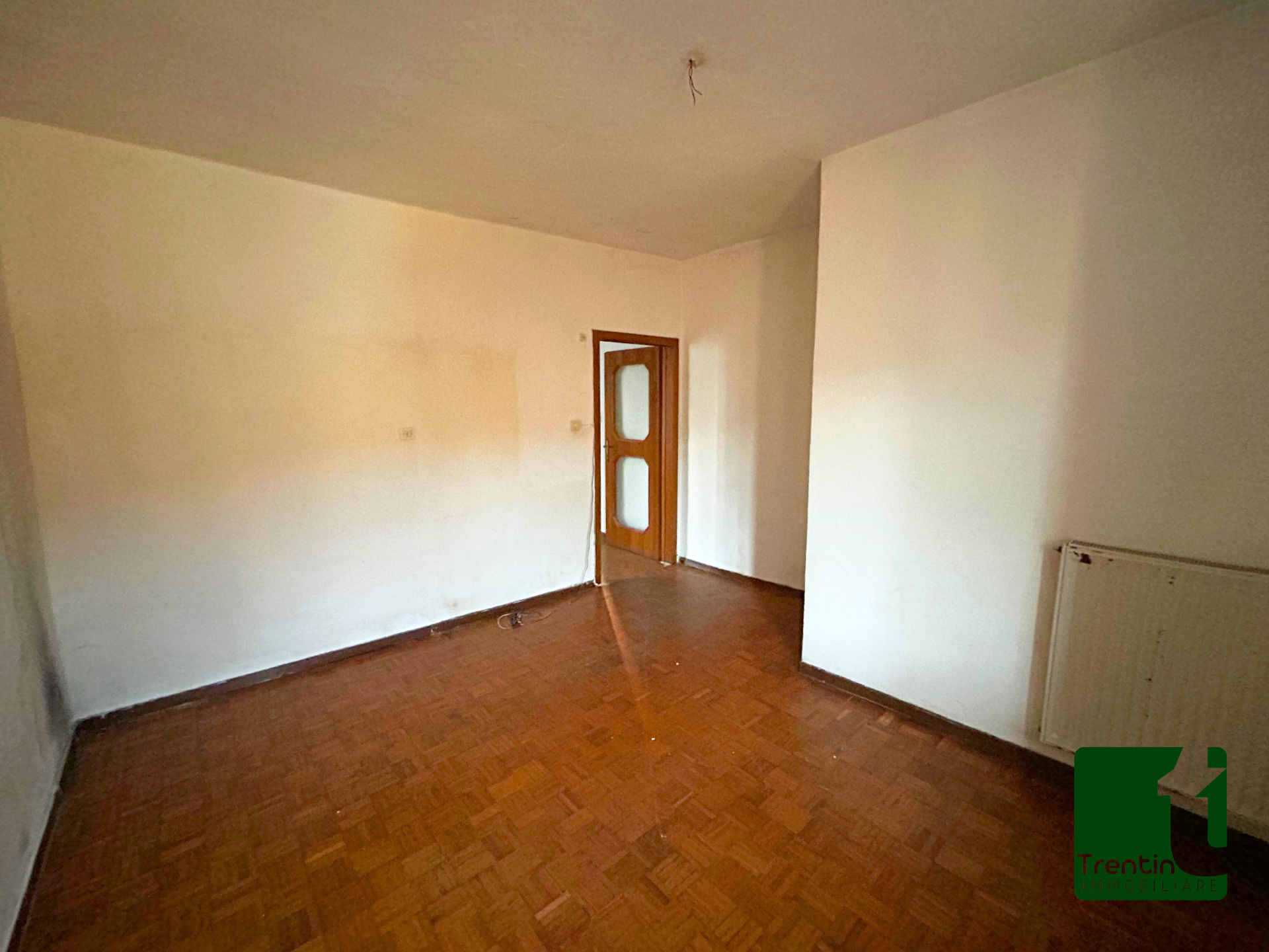 SPAZIOSA VILLA SINGOLA CON GIARDINO