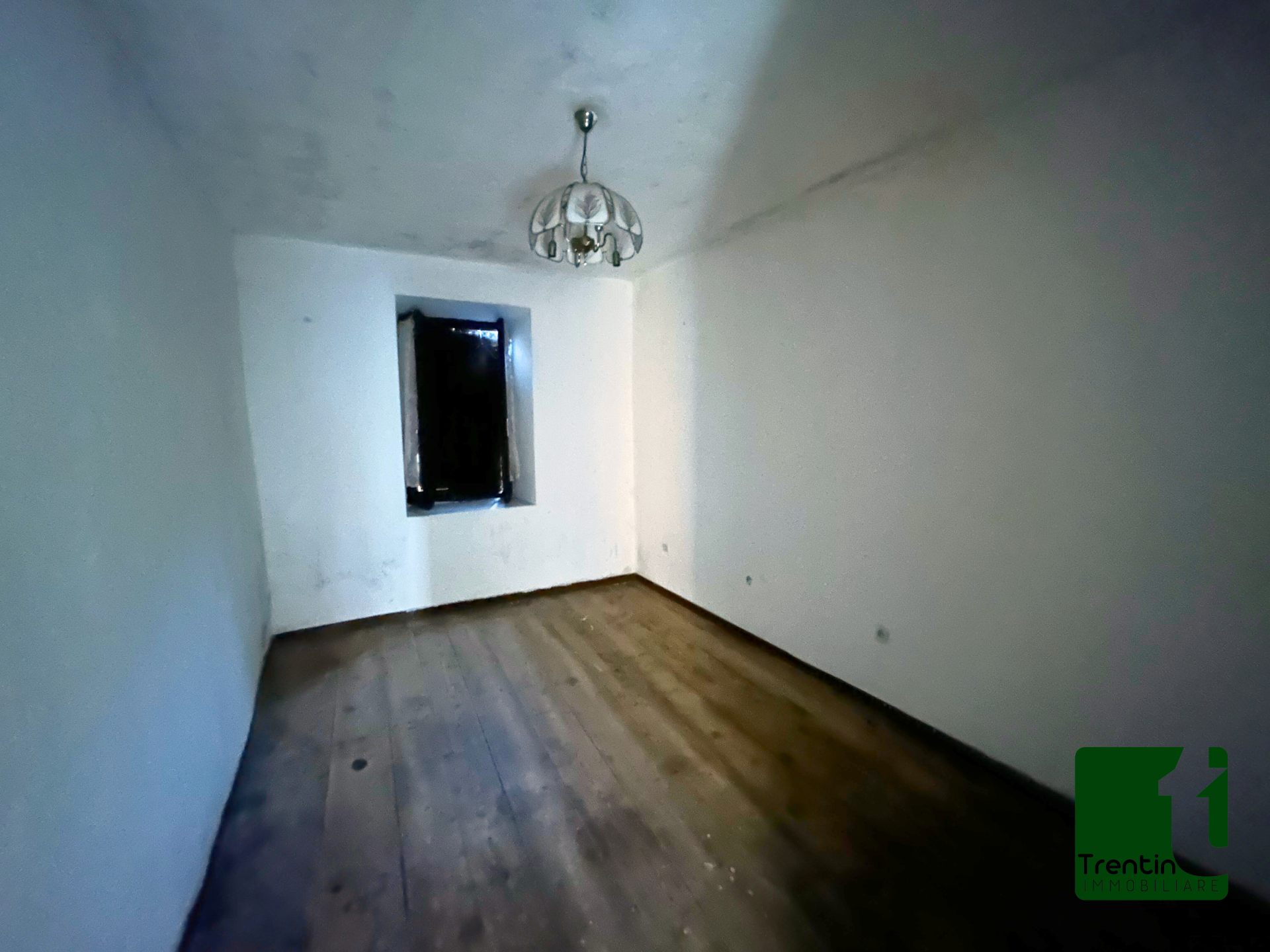 SPAZIOSA VILLA SINGOLA CON GIARDINO