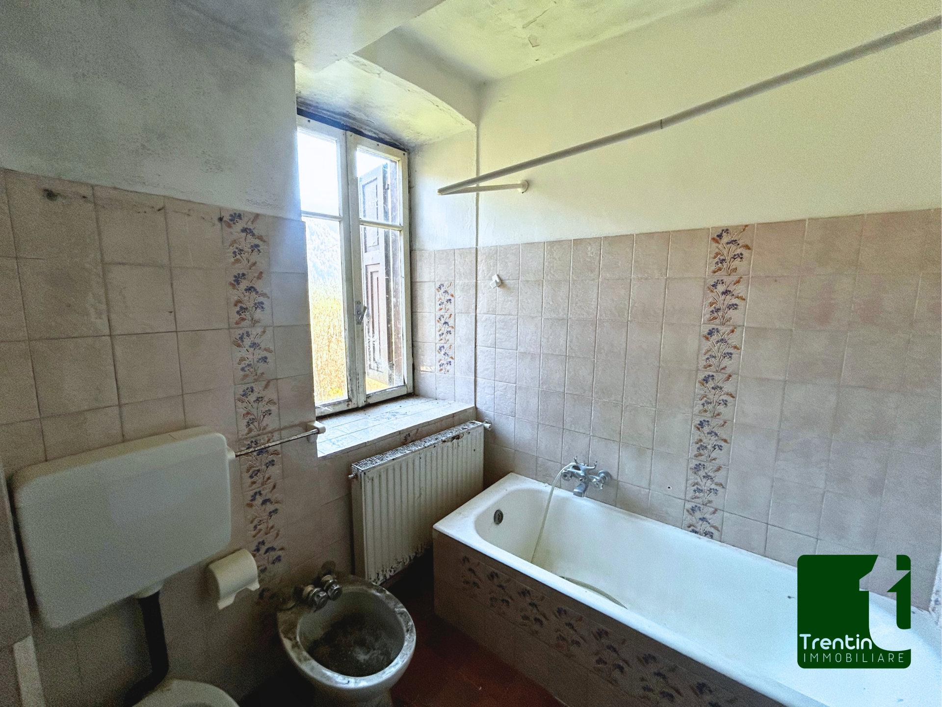 SPAZIOSA VILLA SINGOLA CON GIARDINO