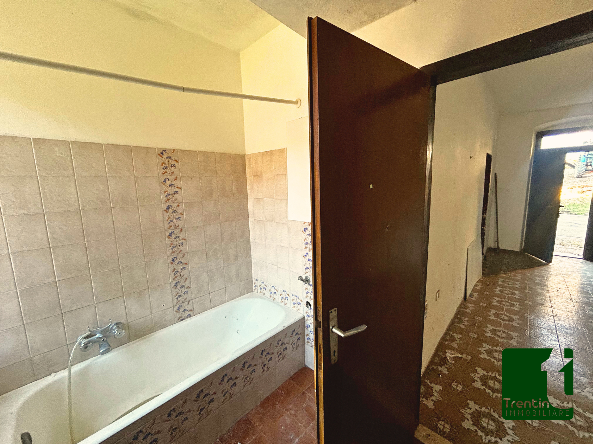 SPAZIOSA VILLA SINGOLA CON GIARDINO