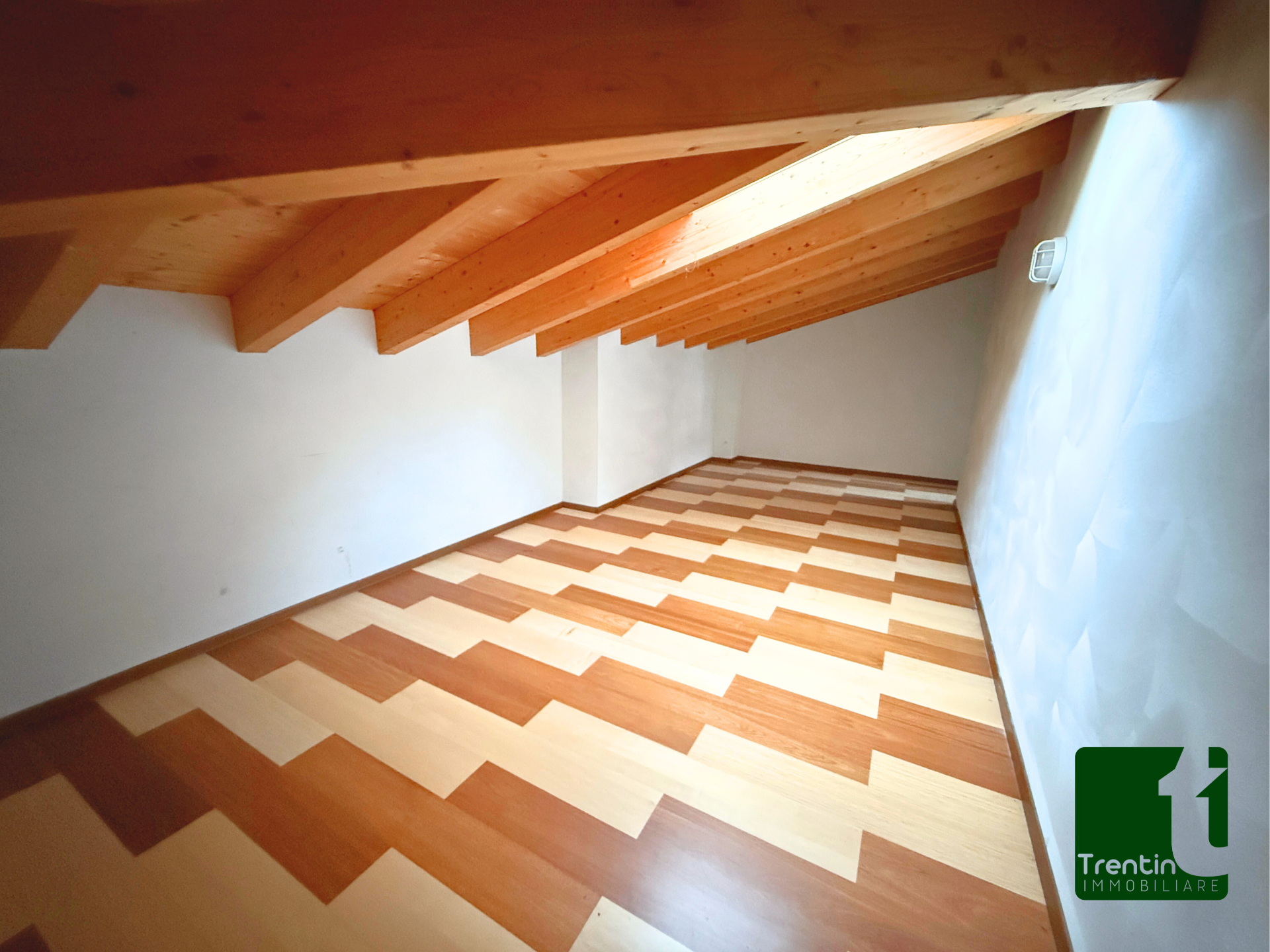 SPAZIOSO DUE STANZE CON GARAGE