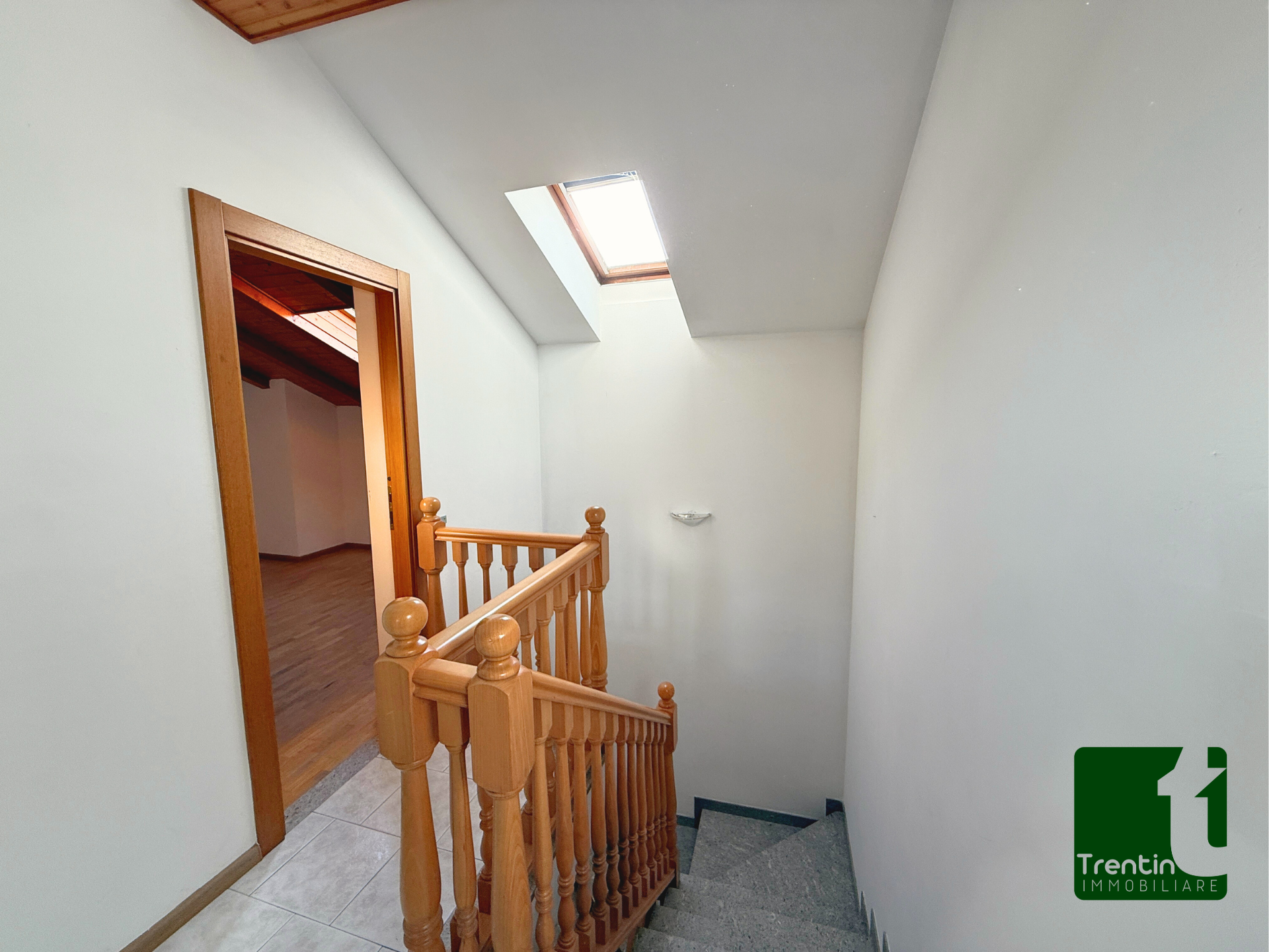 AMPIA PORZIONE DI CASA CON GARAGE