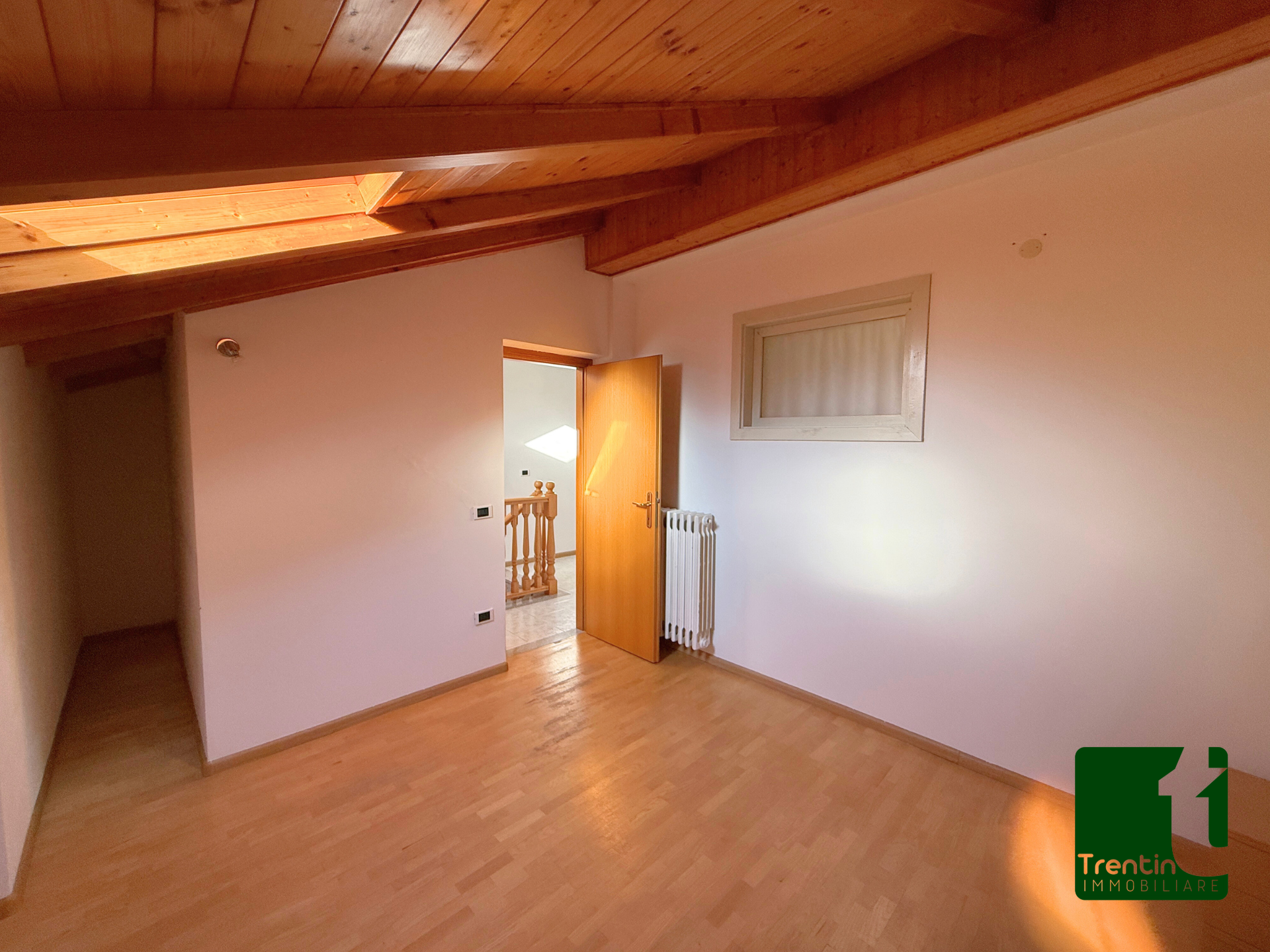 AMPIA PORZIONE DI CASA CON GARAGE