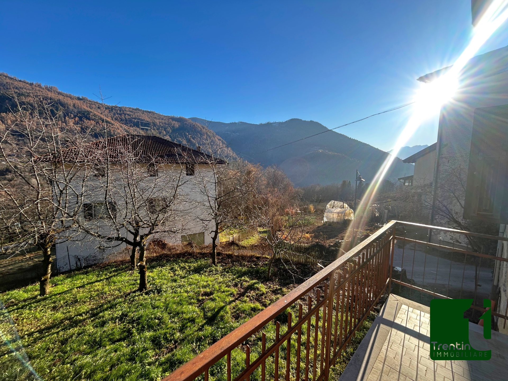 SPAZIOSA VILLA SINGOLA CON GIARDINO