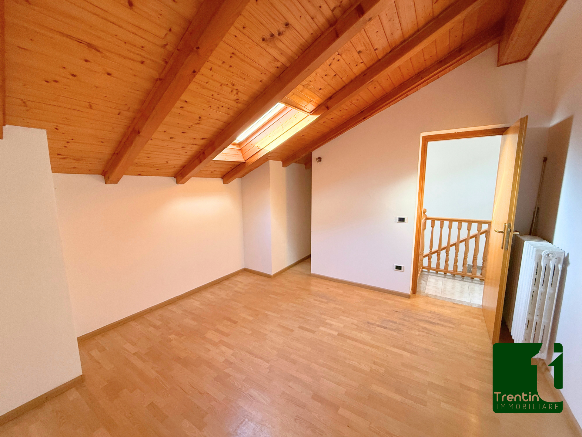 AMPIA PORZIONE DI CASA CON GARAGE