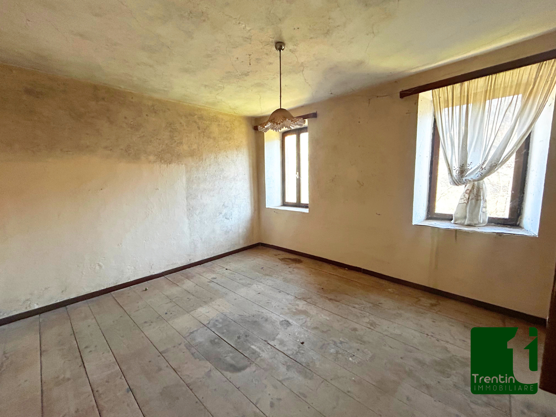 SPAZIOSA VILLA SINGOLA CON GIARDINO