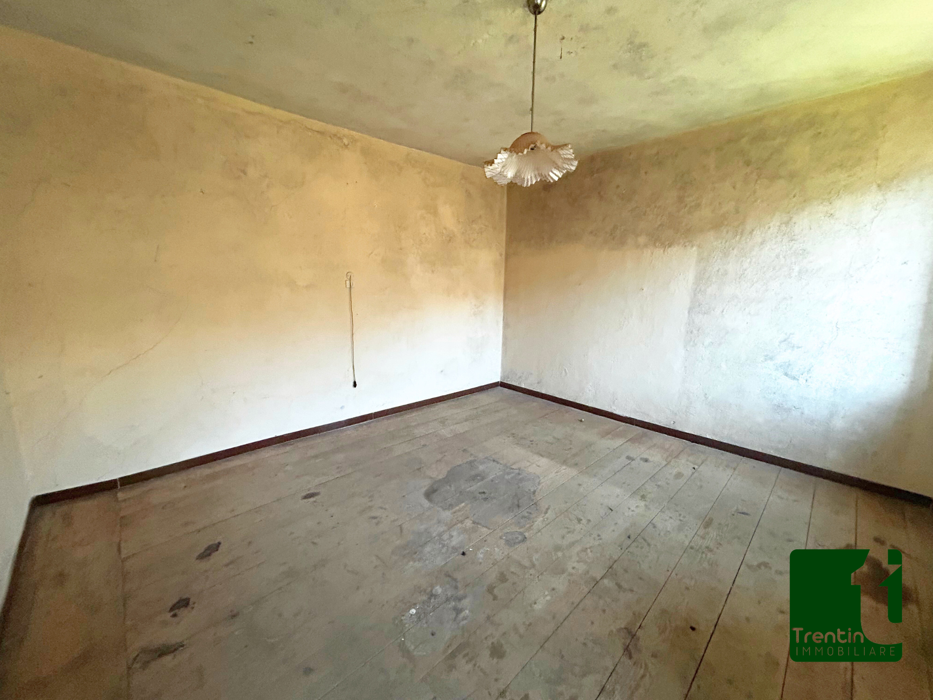 SPAZIOSA VILLA SINGOLA CON GIARDINO