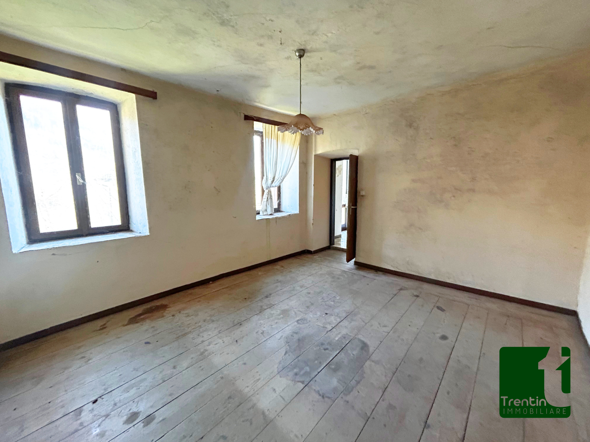 SPAZIOSA VILLA SINGOLA CON GIARDINO