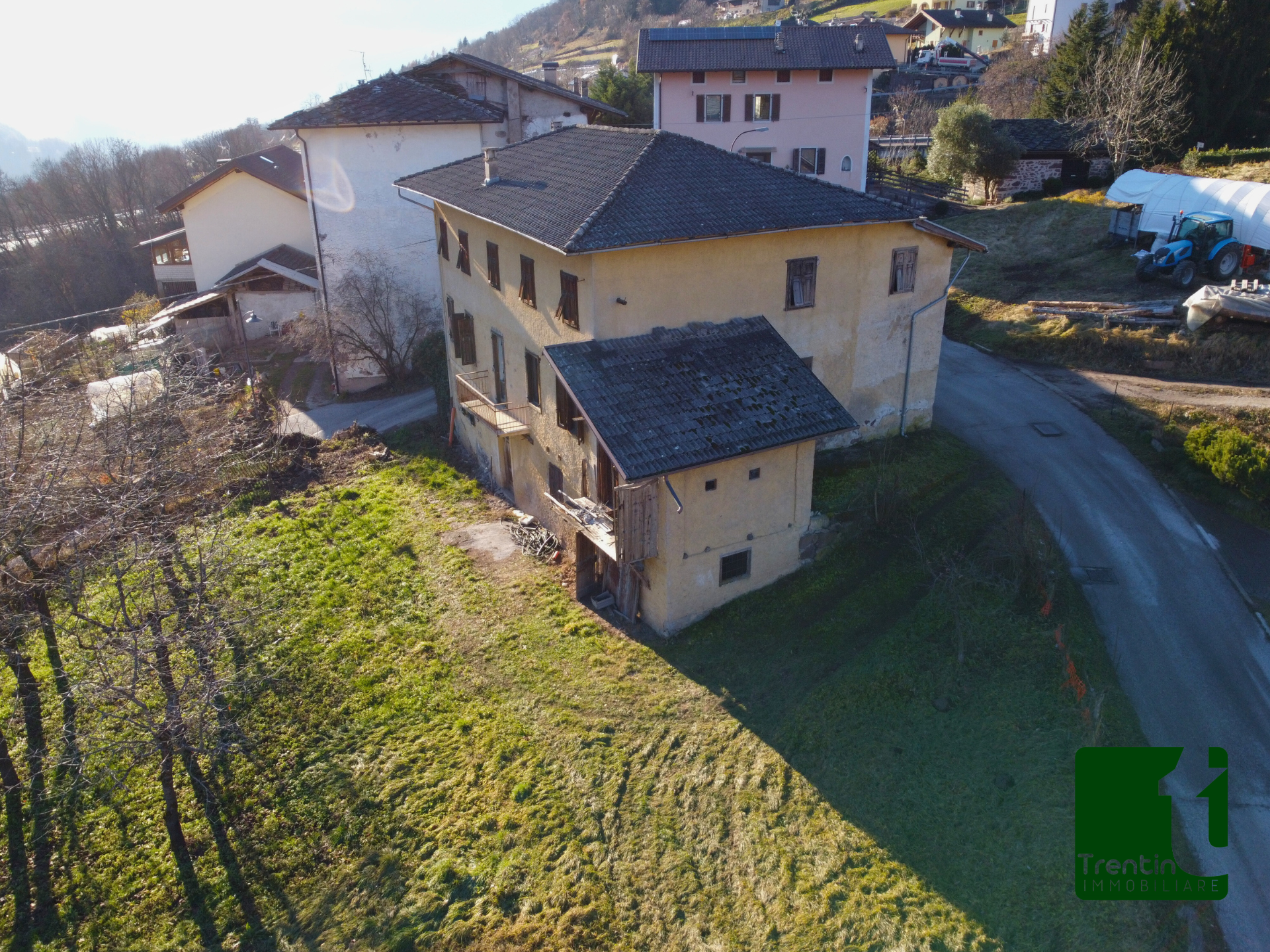 SPAZIOSA VILLA SINGOLA CON GIARDINO