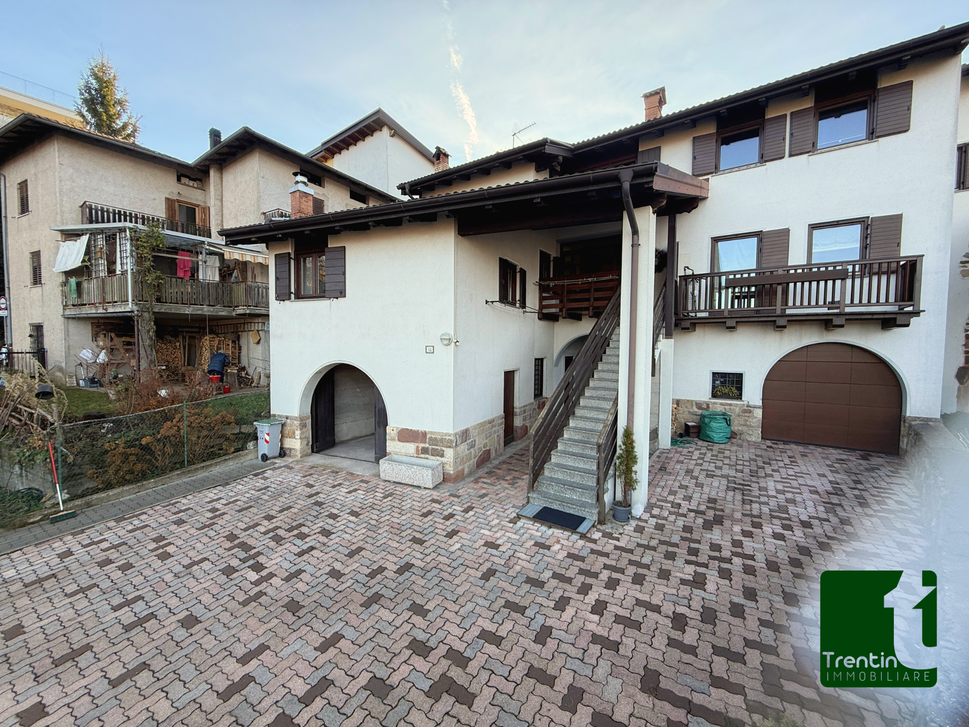 AMPIA PORZIONE DI CASA CON GARAGE