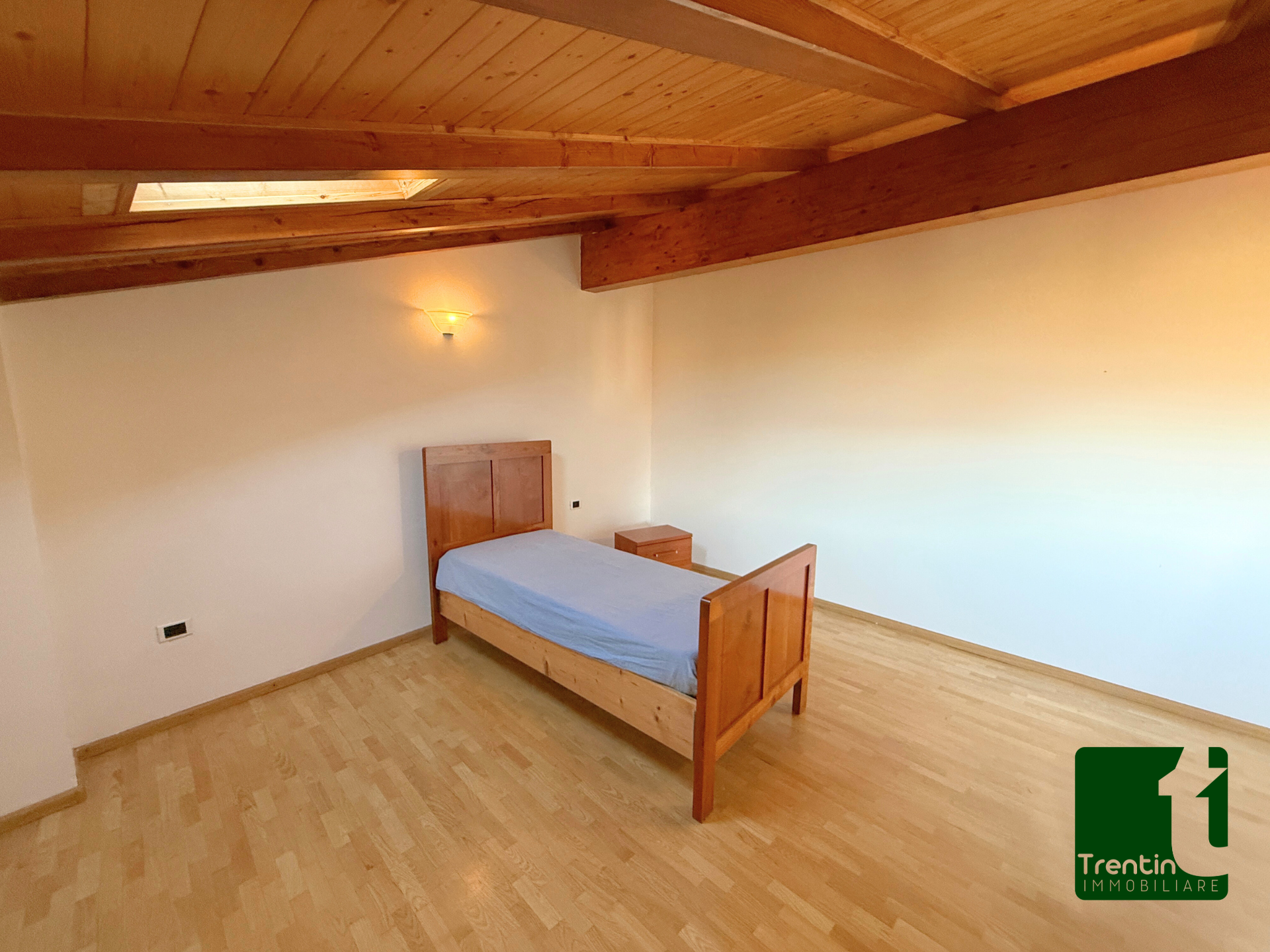 AMPIA PORZIONE DI CASA CON GARAGE