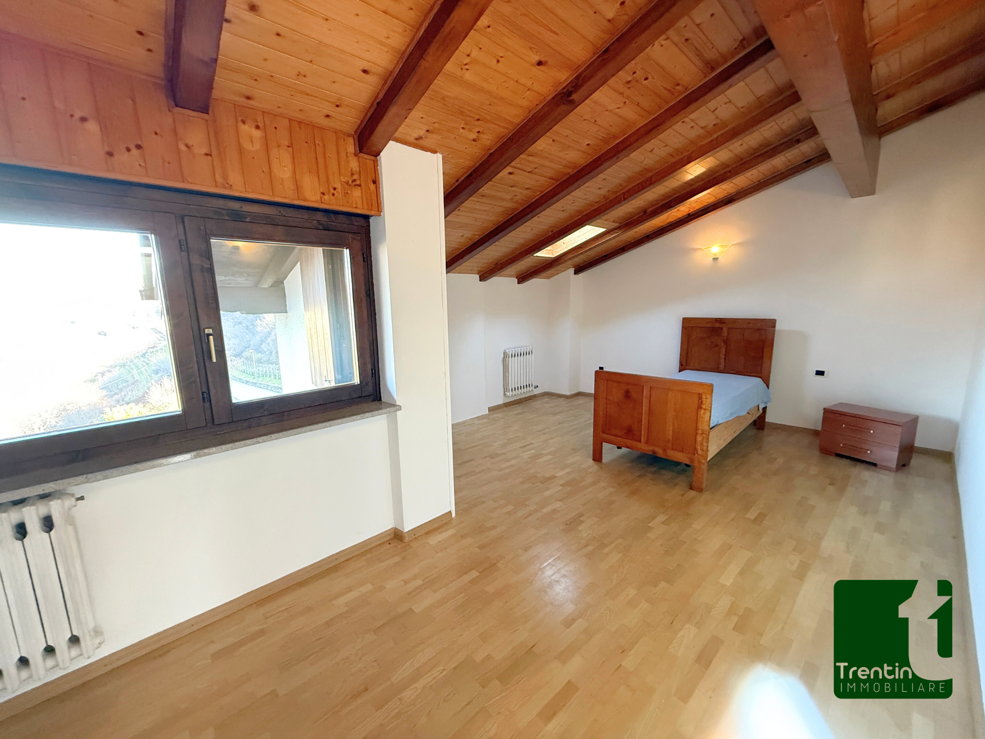 AMPIA PORZIONE DI CASA CON GARAGE