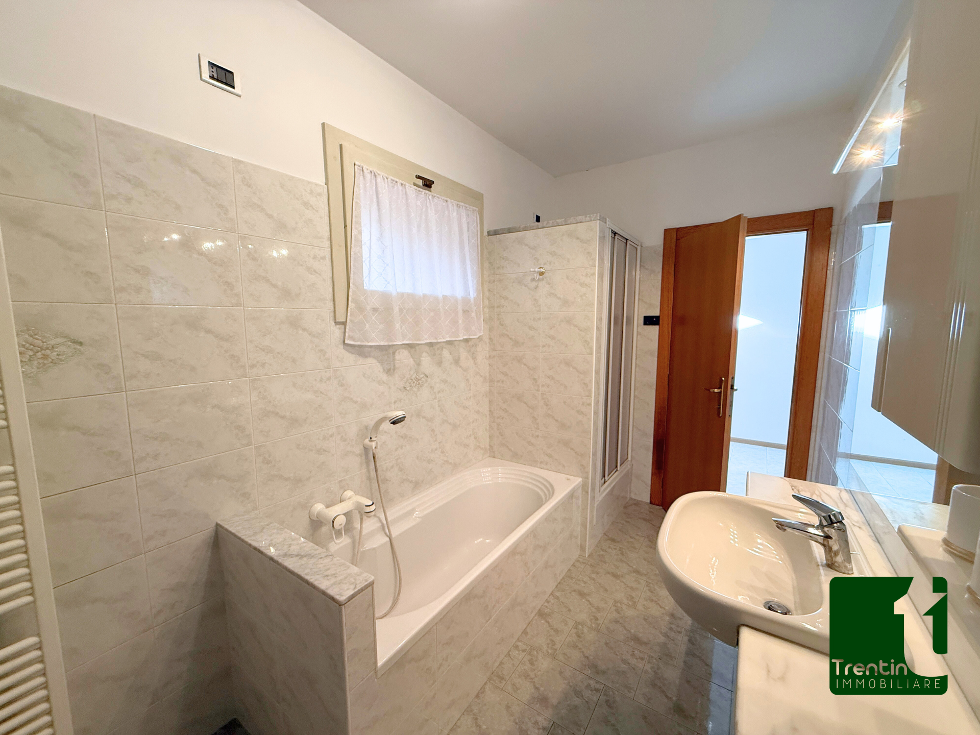 AMPIA PORZIONE DI CASA CON GARAGE