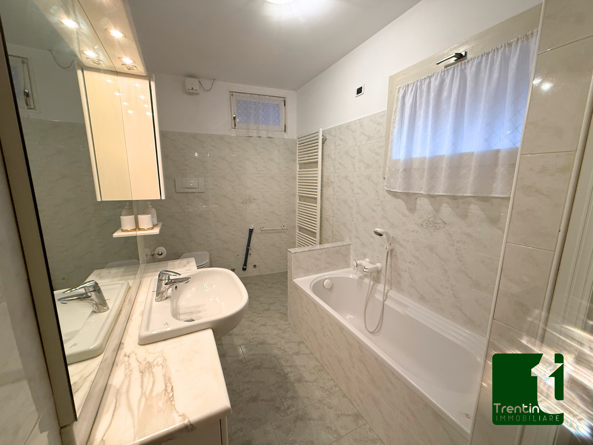 AMPIA PORZIONE DI CASA CON GARAGE