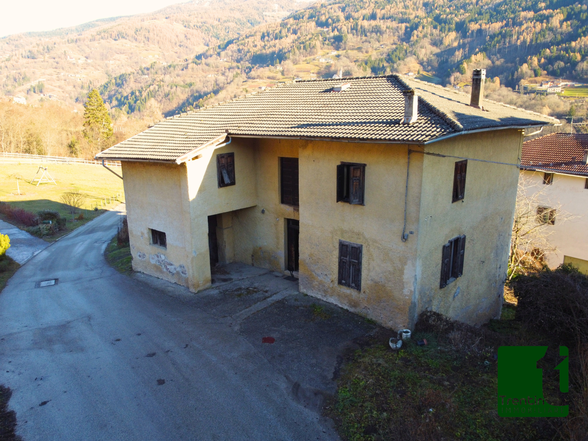 SPAZIOSA VILLA SINGOLA CON GIARDINO