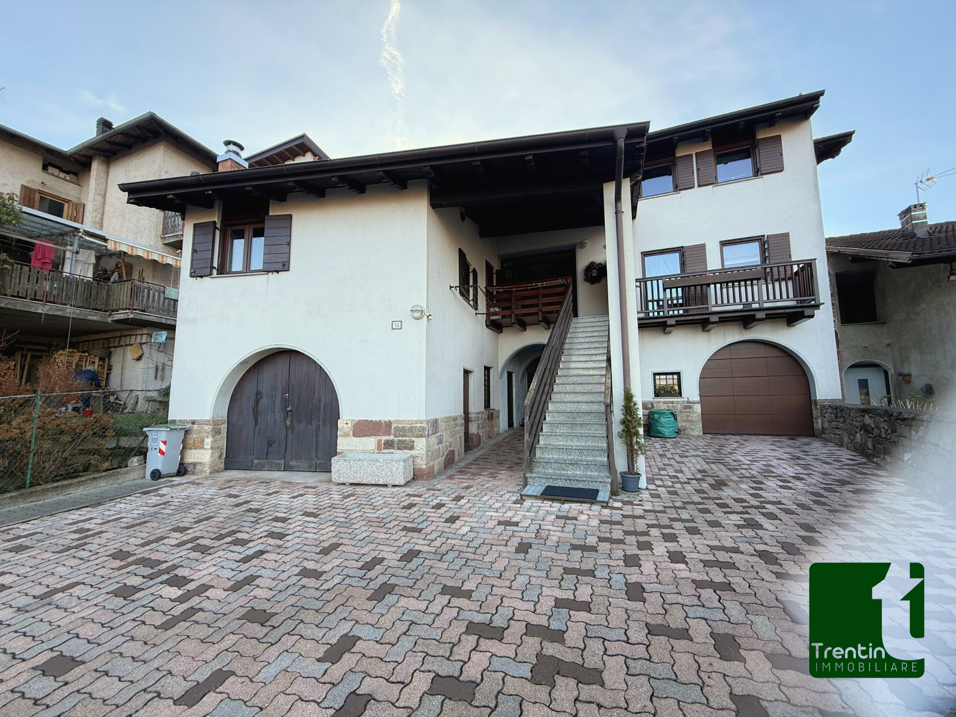 AMPIA PORZIONE DI CASA CON GARAGE