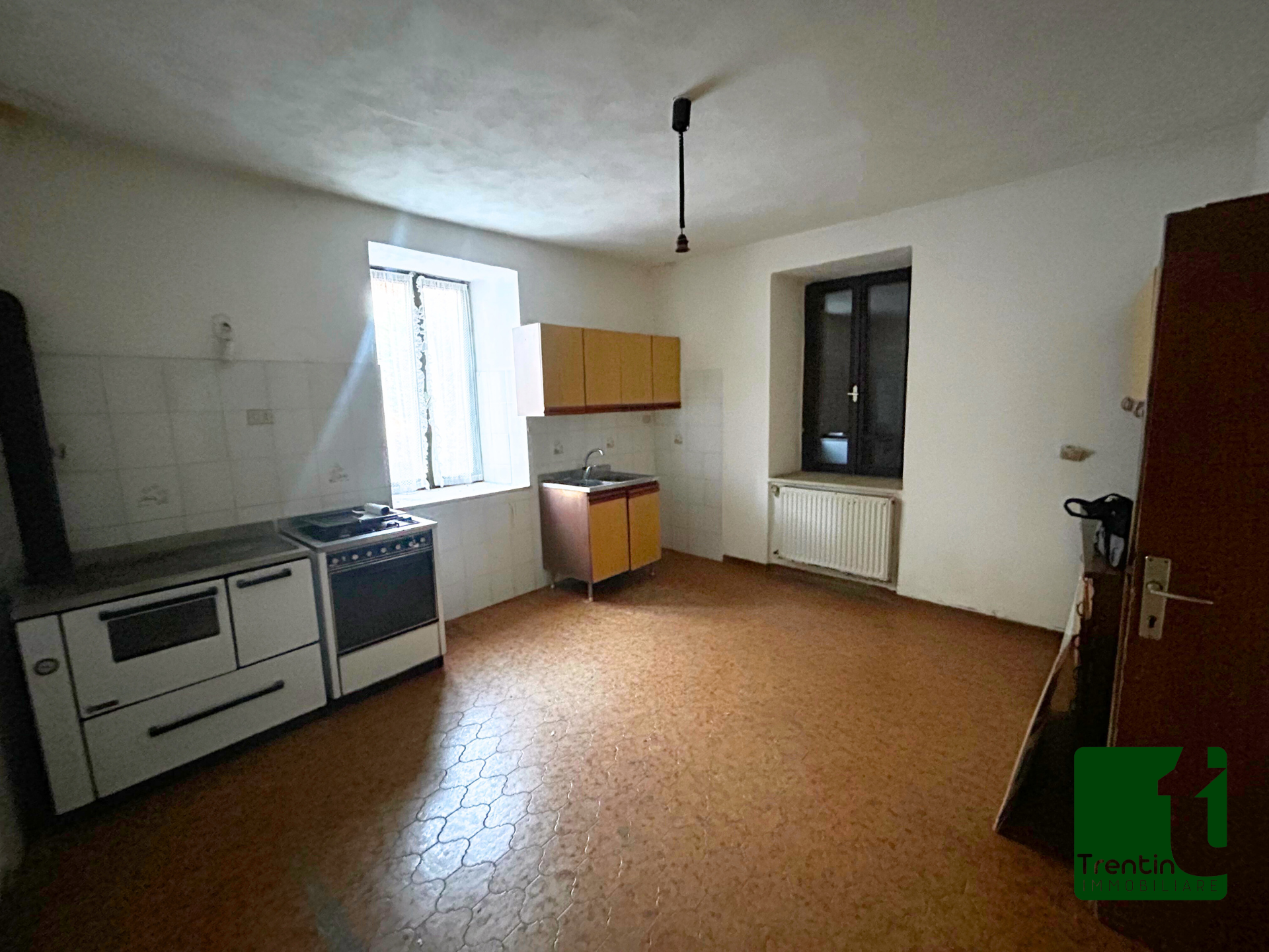 SPAZIOSA VILLA SINGOLA CON GIARDINO