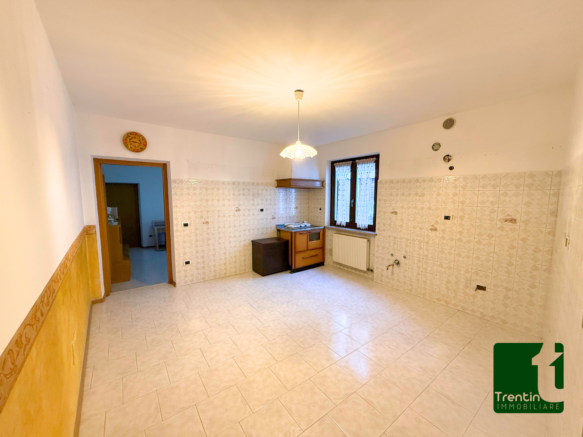 AMPIA PORZIONE DI CASA CON GARAGE