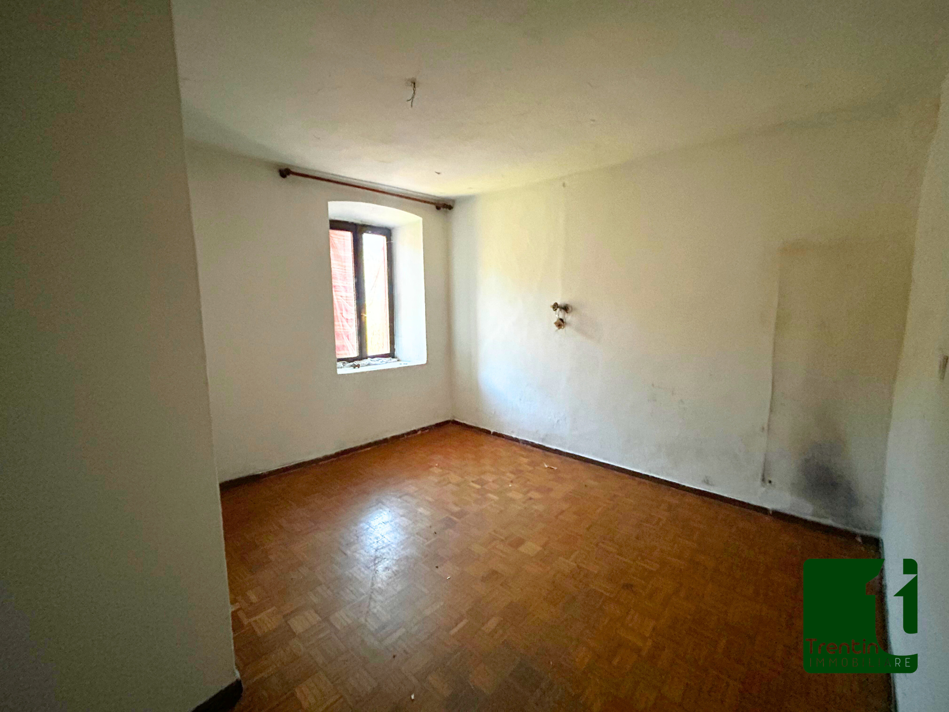 SPAZIOSA VILLA SINGOLA CON GIARDINO