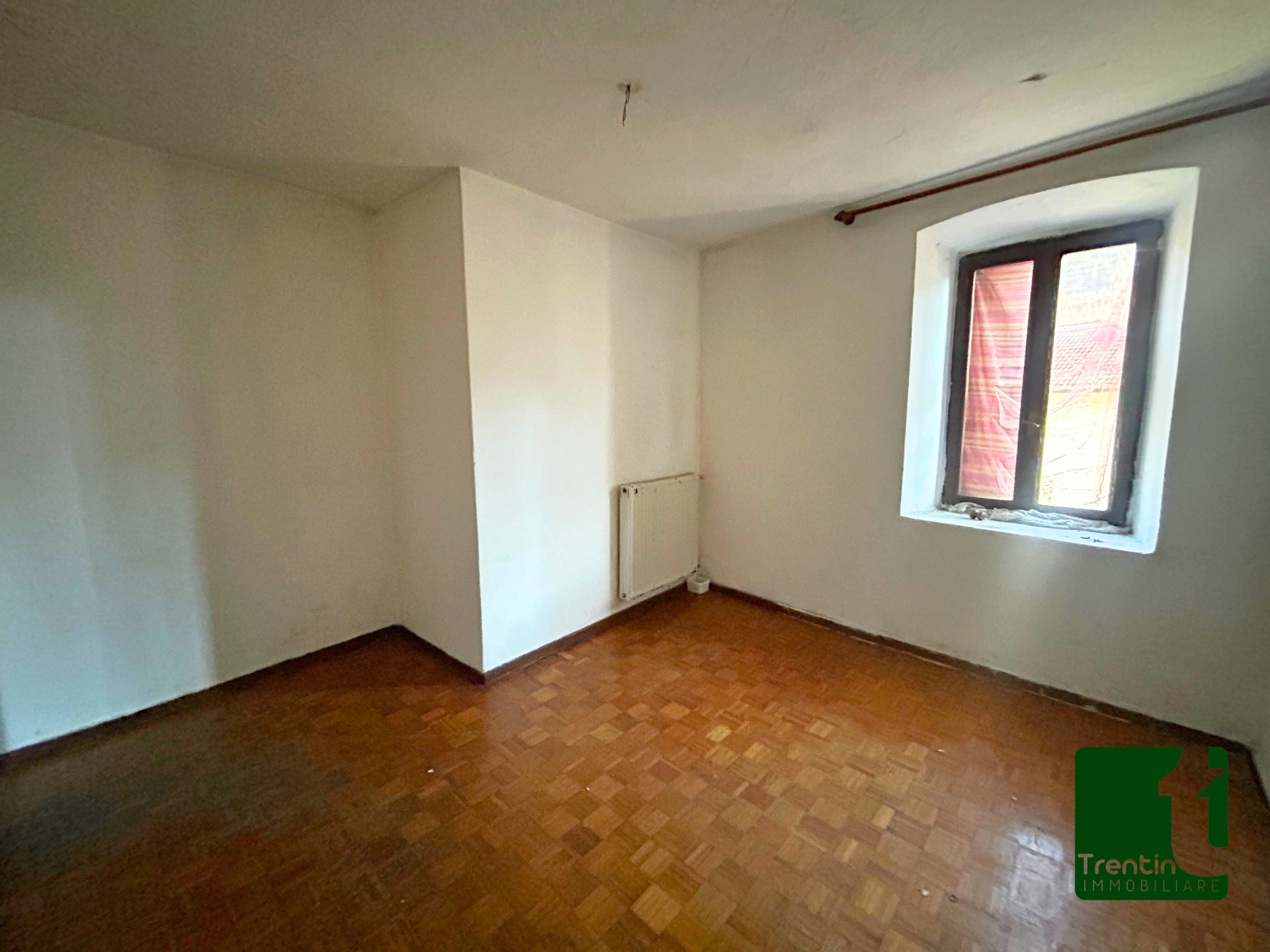 SPAZIOSA VILLA SINGOLA CON GIARDINO