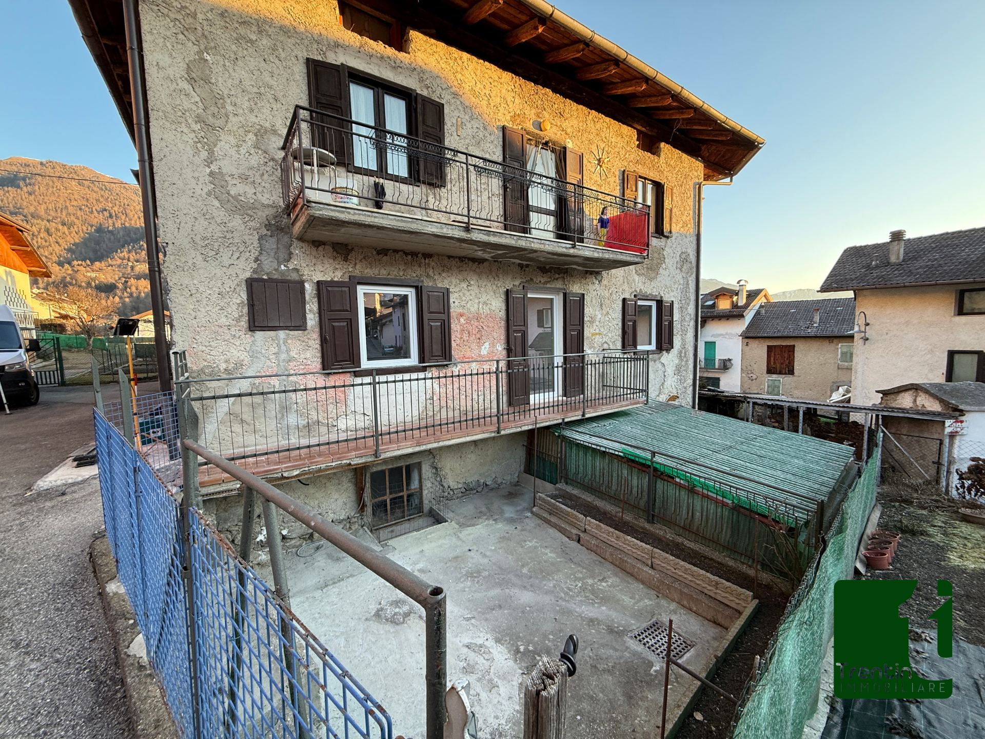 LUMINOSO DUE STANZE RISTRUTTURATO CON PERTINENZE