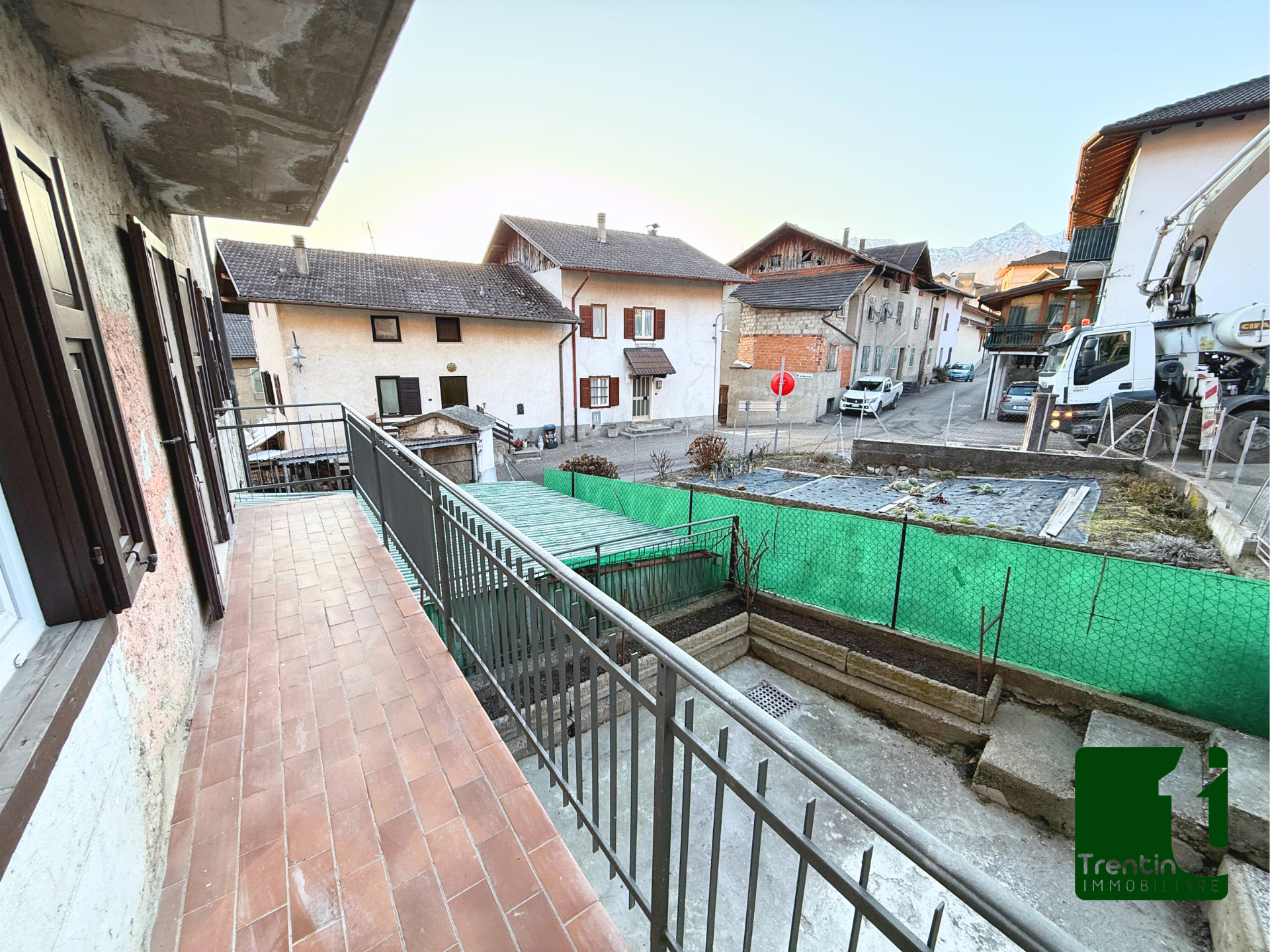 LUMINOSO DUE STANZE RISTRUTTURATO CON PERTINENZE