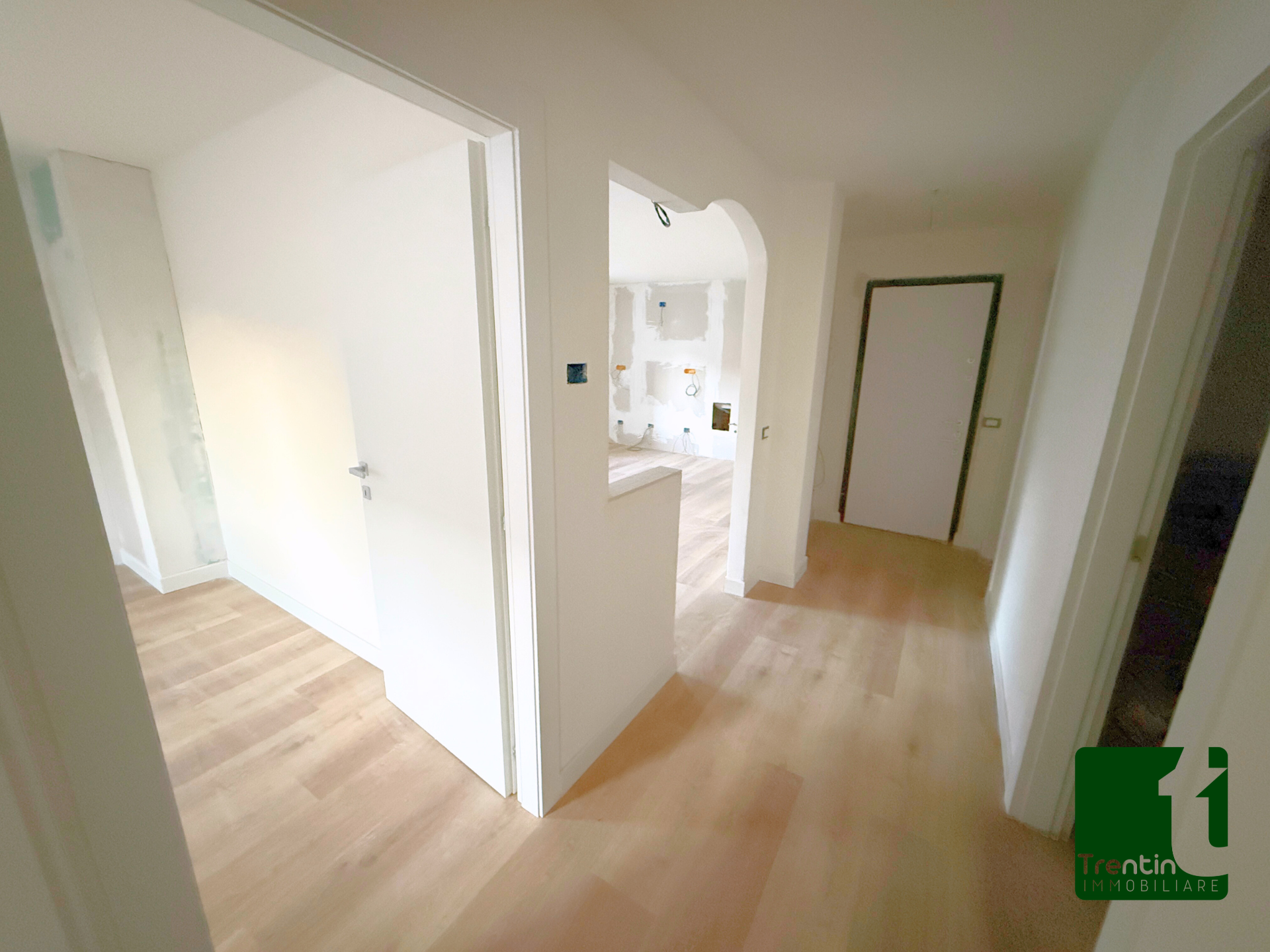 LUMINOSO DUE STANZE RISTRUTTURATO CON PERTINENZE