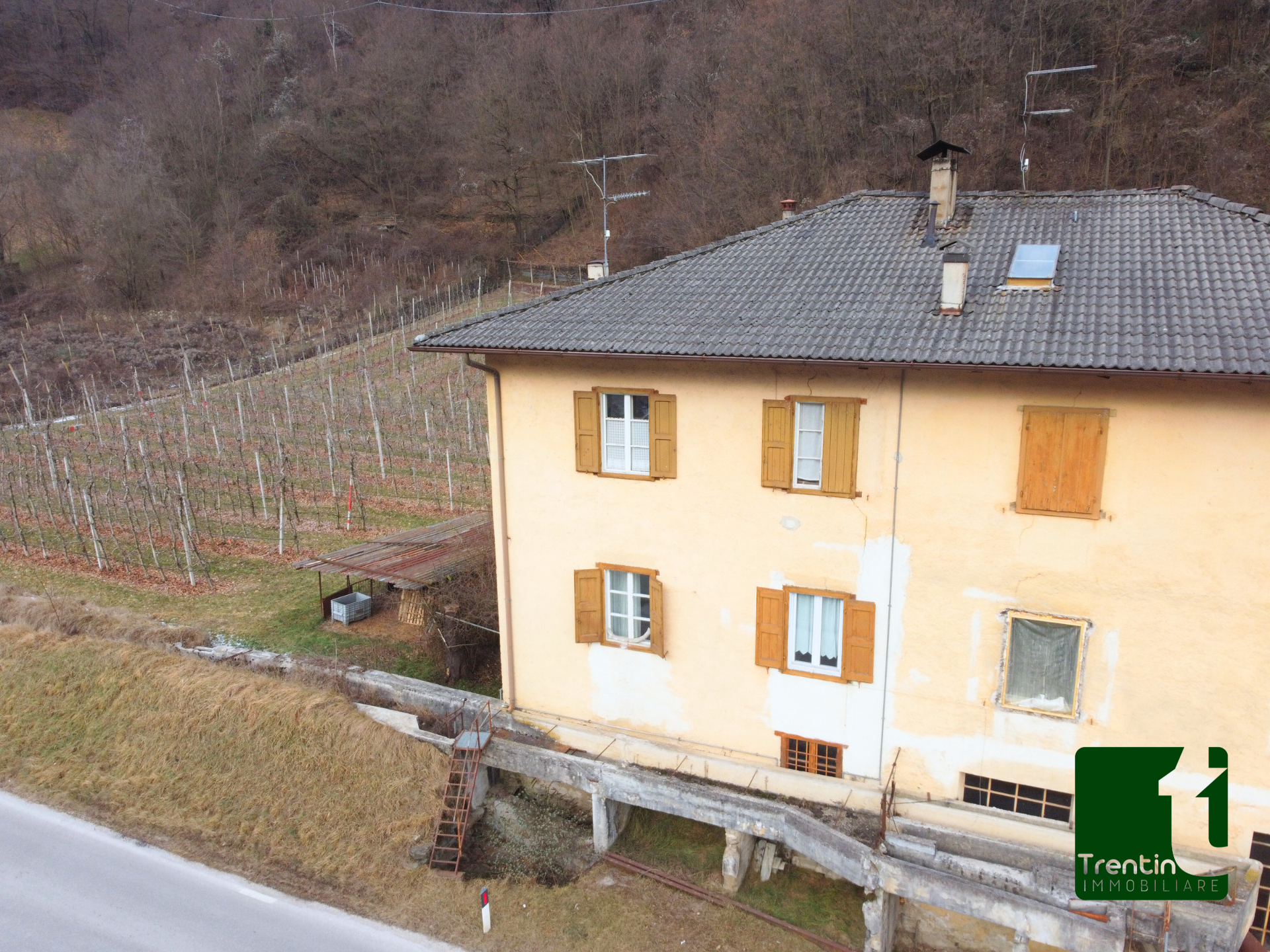 PORZIONE DI CASA DA RISTRUTTURARE