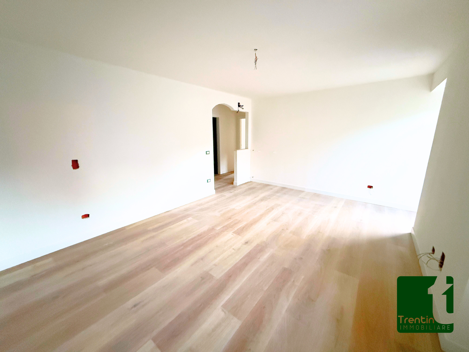 LUMINOSO DUE STANZE RISTRUTTURATO CON PERTINENZE