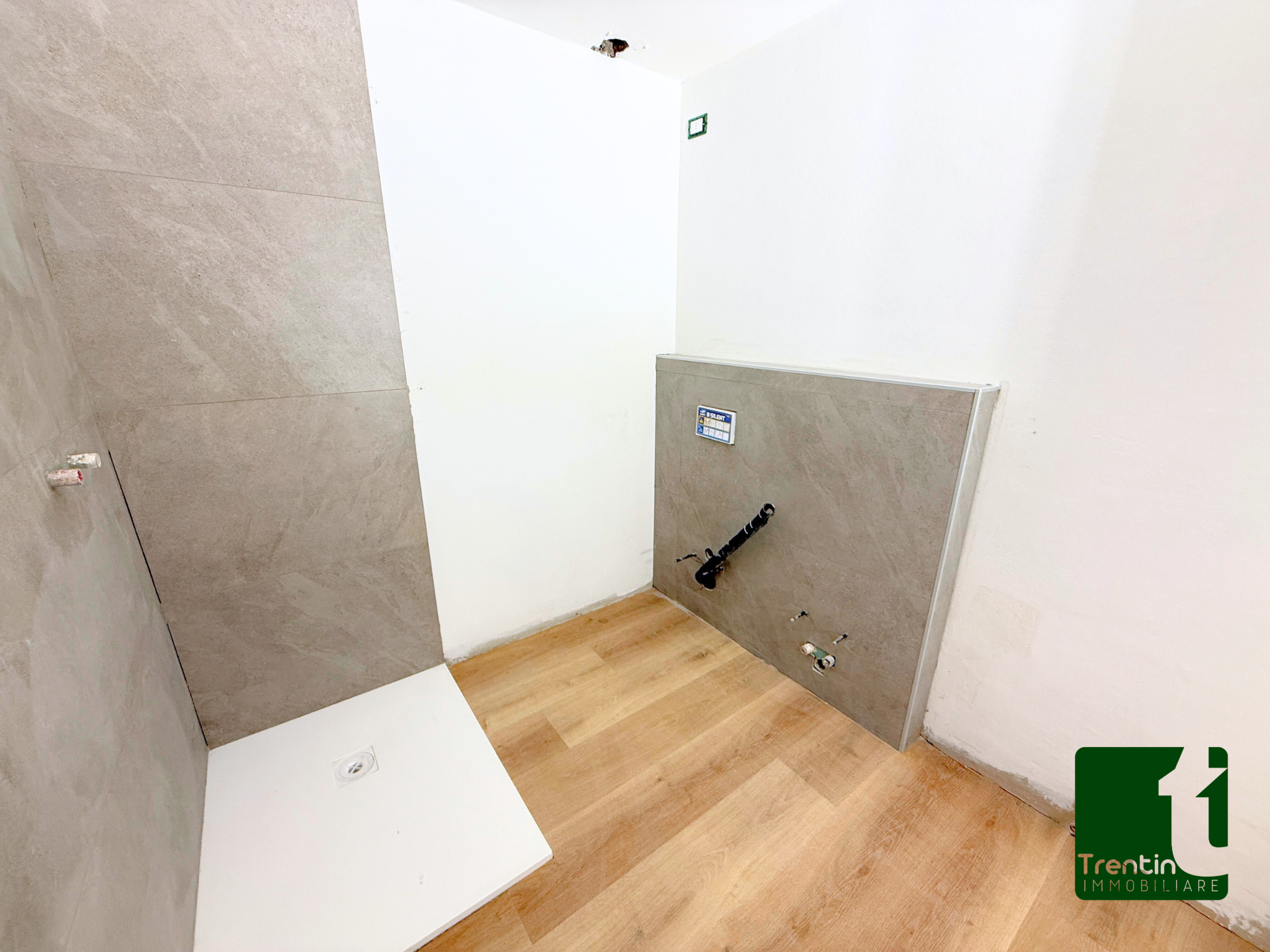 LUMINOSO DUE STANZE RISTRUTTURATO CON PERTINENZE