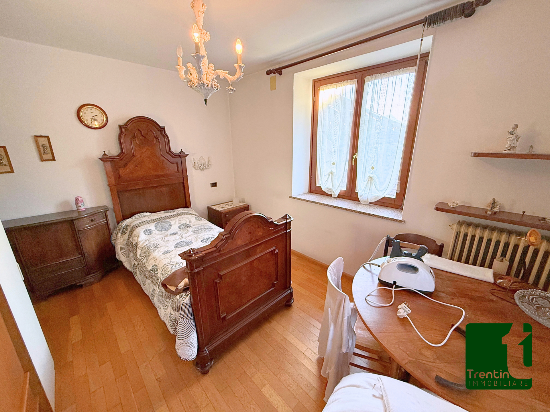 AMPIA PORZIONE DI CASA CON UFFICIO E GARAGE