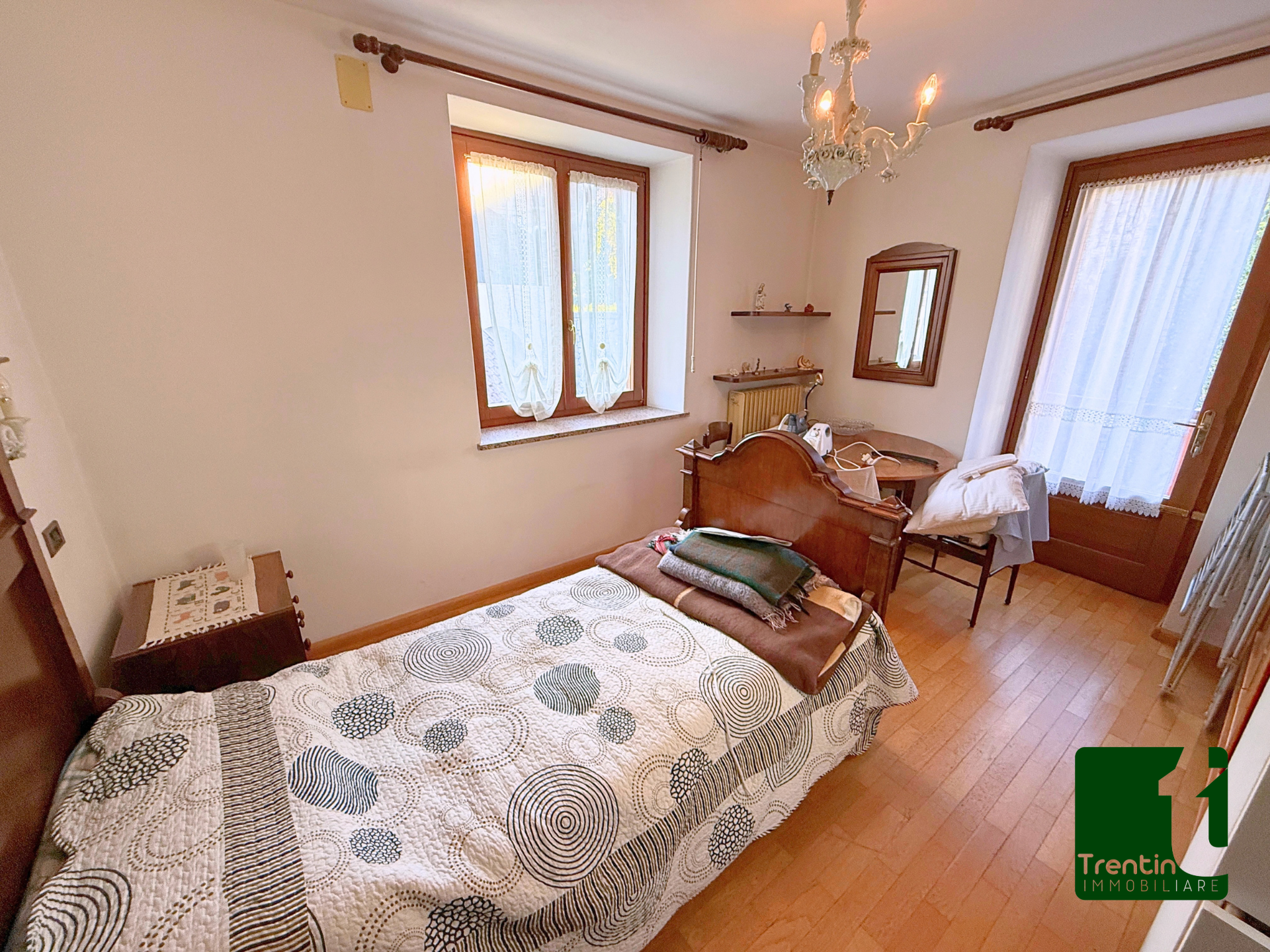AMPIA PORZIONE DI CASA CON UFFICIO E GARAGE