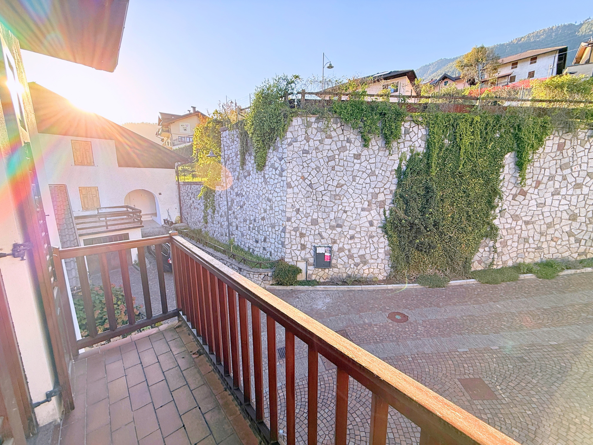 AMPIA PORZIONE DI CASA CON UFFICIO E GARAGE