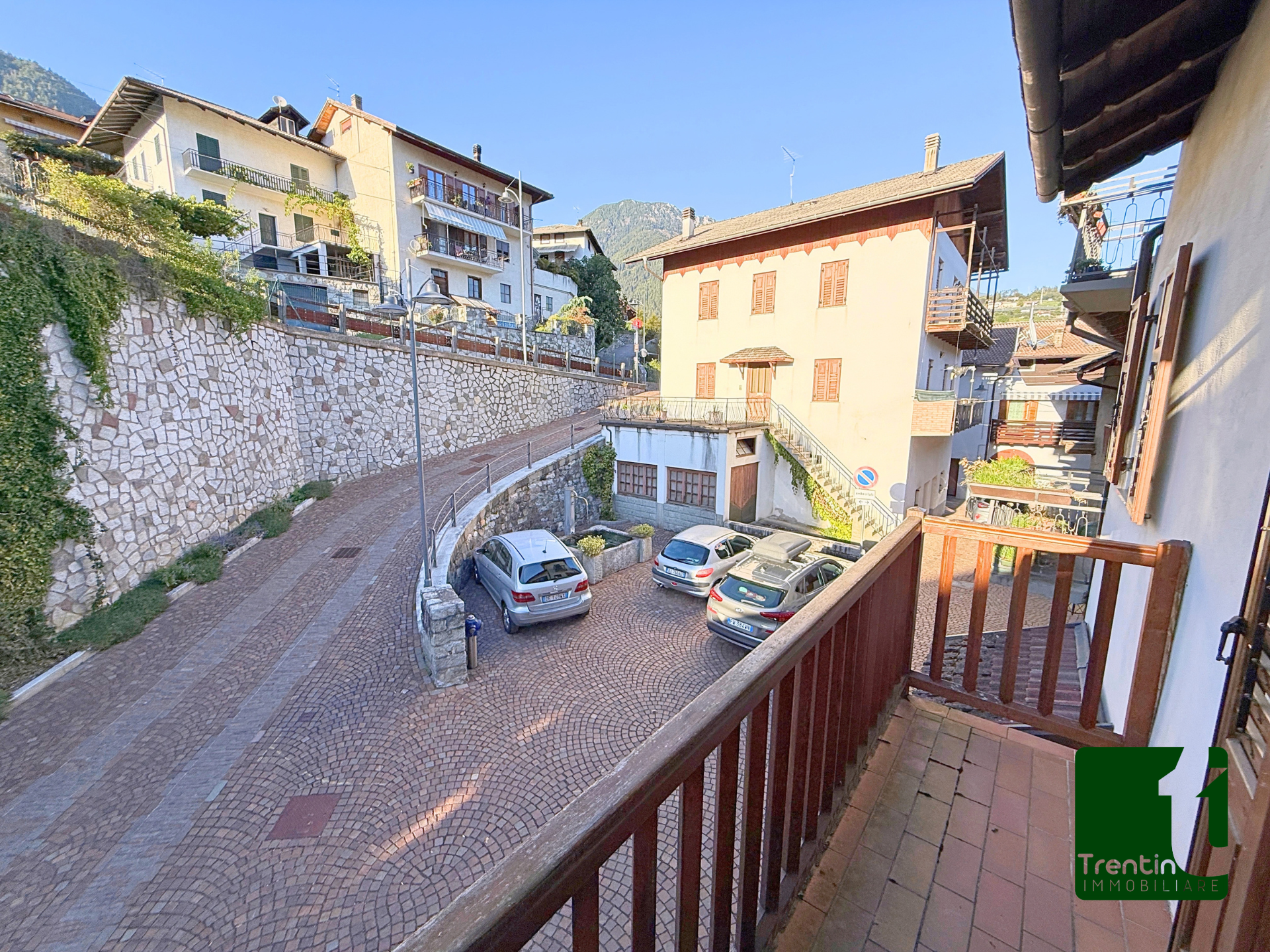 AMPIA PORZIONE DI CASA CON UFFICIO E GARAGE
